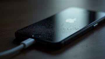 czarny ekran na iPhonie, ale działa